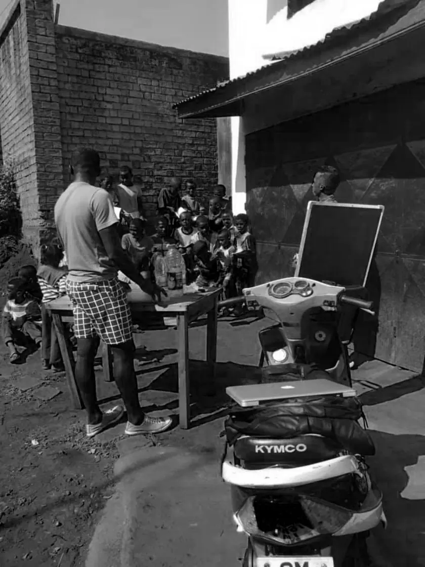 Early neighbourhood classes during the programme’s first years.